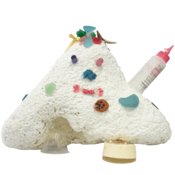 キャラクター名：はなちゃん、使用素材：布 / ビニール紐 / ネット / 発泡スチロール /キャンディーの包み紙 / ビニール袋 / シーグラス /カキ養殖豆管 / ヒトデ / プラスチック容器